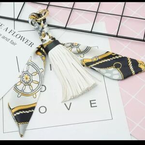 WHITE LEATHER TASSEL KEYRING